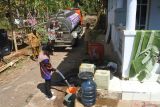 Petugas BPBD mendistribusikan air bersih di Desa Sumber Tengah, Binakal, Bondowoso, Jawa Timur, Selasa (2/9/2025). BPBD Bondowoso mendistribusikan air bersih ke 187 kepala keluarga di Desa Sumber Tengah yang warganya mengalami kesulitan air bersih di musim kemarau. ANTARA Jatim/Seno/mas.