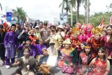 Kepala Kepolisian Daerah (Kapolda) Kepulauan Bangka Belitung, Irjen Pol Hendro Pandowo foto bersama dengan peserta karnaval HUT Ke-80 RI di Pangkalpinang, Selasa (2/9/2025). Hendro berharap dengan adanya kegiatan karnaval seperti ini dapat menumbuhkan perekonomian di Bangka Belitung semakin baik. (Humas Polda Babel)