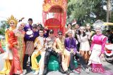 Kepala Kepolisian Daerah (Kapolda) Kepulauan Bangka Belitung, Irjen Pol Hendro Pandowo foto bersama dengan peserta karnaval HUT Ke-80 RI di Pangkalpinang, Selasa (2/9/2025). Hendro berharap dengan adanya kegiatan karnaval seperti ini dapat menumbuhkan perekonomian di Bangka Belitung semakin baik. (Humas Polda Babel)