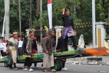 Peserta menampilkan aksi tarian pacu jalur atau yang dikenal dengan sebutan 