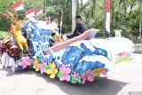 Sejumlah peserta mengikuti karnaval pembangunan HUT Ke-80 Republik Indonesia di Pangkalpinang, Bangka Belitung, Selasa (2/9/2025). Karnaval yang diselenggarakan oleh Pemprov Babel tersebut bertemakan 