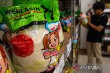 Pengunjung melihat beras premium saat berbelanja disalah satu usaha ritel di Bandung, Jawa Barat, Selasa (2/9/2025). Pemerintah Kota Bandung memastikan ketersediaan beras premium di usaha ritel maupun pasar tradisional di Kota Bandung masih aman dengan harga penjualan sesuai harga eceran tertinggi (HET) yakni Rp74.500 per lima kilogram meskipun beberapa merek dagang ada yang terkendala distribusi dari suplier. ANTARA FOTO/Novrian Arbi/agr
