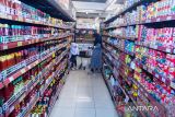Pengunjung berbelanja kebutuhan rumah tangga disalah satu usaha ritel di Bandung, Jawa Barat, Selasa (2/9/2025). Kementerian Perdagangan telah berkoordinasi dengan berbagai asosiasi pengusaha ritel untuk menjaga keandalan serta memastikan pasokan stok kebutuhan masyarakat di toko ritel untuk daerah-daerah di Indonesia yang terdampak aksi unjuk rasa tetap aman dan stabil. ANTARA FOTO/Novrian Arbi/agr