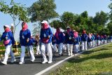 Anggota komunitas jalan nordik berjalan kaki menggunakan tongkat saat mengikuti latihan bersama Komunitas Jalan Nordik Indonesia (KJNI) Ponorogo dengan Komunitas Jalan Nordik Madiun di lintasan joging Kota Madiun, Jawa Timur, Selasa (2/9/2025). Komunitas jalan nordik beranggotakan warga lanjut usia tersebut sering melakukan latihan di lintasan joging yang berada di bantaran sungai Madiun tersebut guna menjaga kebugaran. ANTARA Jatim/Siswowidodo/mas.