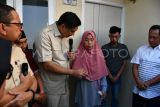 Menteri Perumahan dan Kawasan Permukiman Maruarar Sirait (ketiga kiri) menyerahkan kunci rumah bersubsidi kepada ibunda almarhum Affan Kurniawan, Erlina (ketiga kanan) disaksikan Menteri Dalam Negeri Tito Karnavian (kanan) dan Wakil Kepala Kantor Staf Kepresidenan Muhammad Qodari (kiri) di Perumahan Kahuripan 10, Kelurahan Gandoang, Cileungsi, Bogor, Jawa Barat, Senin (1/9/2025). Pemerintah menyerahkan rumah subsidi untuk keluarga almarhum Affan Kurniawan dengan luas tanah 60 meter persegi dan bangunan 30 meter persegi yang dilengkapi dengan dua kamar tidur, kamar mandi, ruang keluarga dan dapur dengan biaya pembelian ditanggung oleh pemerintah. ANTARA FOTO/Arif Firmansyah/nz 