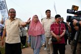 Menteri Perumahan dan Kawasan Permukiman Maruarar Sirait (kedua kanan) berjalan bersama Wakil Kepala Kantor Staf Kepresidenan Muhammad Qodari (kiri) dan keluarga almarhum Affan Kurniawan saat penyerahan kunci rumah subsidi di Perumahan Kahuripan 10, Kelurahan Gandoang, Cileungsi, Bogor, Jawa Barat, Senin (1/9/2025). Pemerintah menyerahkan rumah subsidi untuk keluarga almarhum Affan Kurniawan dengan luas tanah 60 meter persegi dan bangunan 30 meter persegi yang dilengkapi dengan dua kamar tidur, kamar mandi, ruang keluarga dan dapur dengan biaya pembelian ditanggung oleh pemerintah. ANTARA FOTO/Arif Firmansyah/nz 