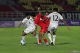 Pesepak bola Timnas U-23 Indonesia Rahmat Arjuna Reski (kiri) berebut bola dengan pesepak bola Timnas U-23 Laos Daophahad Kamkasomphou (tengah) dalam kualifikasi Grup J Piala Asia U-23 2026 di Stadion Gelora Delta Sidoarjo, Jawa Timur, Rabu (3/9/2025). Timnas U-23 Indonesia ditahan imbang Timnas U-23 Laos dengan skor akhir 0-0. Antara Jatim/Umarul Faruq