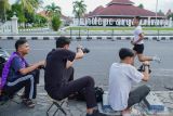 Fotografer jalanan mengabadikan warga yang berolahraga di Alun-alun Lumajang, Jawa Timur, Rabu (3/9/2025). Berdasarkan keterangan fotografer, seiring meningkatnya tren olahraga, jasa dokumentasi seharga Rp10 ribu hingga Rp30 ribu per item itu mampu menghasilkan Rp200 ribu hingga Rp1 juta per hari melalui promosi di media sosial dan aplikasi Fotoyu. Antara Jatim/Irfan Sumanjaya/um