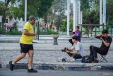 Fotografer jalanan mengabadikan warga yang berolahraga di Alun-alun Lumajang, Jawa Timur, Rabu (3/9/2025). Berdasarkan keterangan fotografer, seiring meningkatnya tren olahraga, jasa dokumentasi seharga Rp10 ribu hingga Rp30 ribu per item itu mampu menghasilkan Rp200 ribu hingga Rp1 juta per hari melalui promosi di media sosial dan aplikasi Fotoyu. Antara Jatim/Irfan Sumanjaya/um