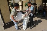 Petugas menerima barang jarahan yang dikembalikan warga di Polres Kediri Kota, Kota Kediri, Jawa Timur, Rabu (3/9/2025). Kepolisian daerah setempat menghimbau kepada pelaku atau siapa saja yang mengetahui barang hasil jarahan untuk segera mengembalikan hingga empat hari pascakerusuhan dan apabila melewati batas waktu yang telah ditentukan akan dilakukan penindakan hukum. Antara Jatim/Prasetia Fauzani/um