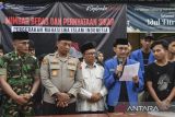 Aktivis PMII Kota Tasikmalaya membacakan pernyataan sikap disaksikan Ketua DPRD Kota Tasikmalaya Aslim (tengah), Kapolres Tasikmalaya Kota AKBP Moch Faruk Rozi (kedua kiri) dan Dandim 0612 Tasikmalaya Letkol Yan Octa Rombenanta (kiri) saat mimbar bebas dan pernyataan sikap di depan Kantor PCNU Kota Tasikmalaya, Jawa Barat, Rabu (3/9/2025). PMII Kota Tasikmalaya mengecam segala bentuk tindakan represif aparat kepada mahasiswa dan warga sipil saat unjuk rasa dan meminta aparat untuk memegang teguh hak asasi manusia dalam melaksanakan tugas serta menuntut pembebasan peserta aksi yang ditahan. ANTARA FOTO/Adeng Bustomi/agr