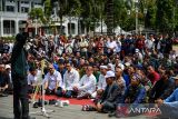 Mahasiswa memberikan orasi saat mengikuti forum dialog terbuka di Gedung Sate, Bandung, Jawa Barat, Rabu (3/9/2025). Pemerintah Provinsi Jawa Barat bersama Kodam III Siliwangi, Polda Jabar dan Dprd Jawa Barat menggelar forum dialog terbuka bersama mahasiswa yang ditujukan untuk mendengar aspirasi langsung dari mahasiswa untuk pemerintah. ANTARA FOTO/Raisan Al Farisi/agr
