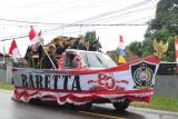 Peserta pawai kendaraan hias melintas di sepanjang jalan Yos Sudarso, Pangkalbalam, Pangkalpinang Bangka Belitung, Rabu (3/9/2025). Pawai kendaraan hias tersebut diselenggarakan Pemerintah Provinsi Kepulauan Bangka Belitung (Babel) dalam rangka memeriahkan HUT Ke-80 Republik Indonesia. ANTARA/Bima Agustian