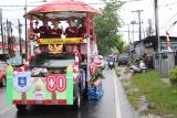 Peserta pawai kendaraan hias melintas di sepanjang jalan Yos Sudarso, Pangkalbalam, Pangkalpinang Bangka Belitung, Rabu (3/9/2025). Pawai kendaraan hias tersebut diselenggarakan Pemerintah Provinsi Kepulauan Bangka Belitung (Babel) dalam rangka memeriahkan HUT Ke-80 Republik Indonesia. ANTARA/Bima Agustian