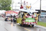 Peserta pawai kendaraan hias melintas di sepanjang jalan Yos Sudarso, Pangkalbalam, Pangkalpinang Bangka Belitung, Rabu (3/9/2025). Pawai kendaraan hias tersebut diselenggarakan Pemerintah Provinsi Kepulauan Bangka Belitung (Babel) dalam rangka memeriahkan HUT Ke-80 Republik Indonesia. ANTARA/Bima Agustian