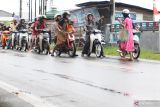 Peserta pawai kendaraan hias melintas di sepanjang jalan Yos Sudarso, Pangkalbalam, Pangkalpinang Bangka Belitung, Rabu (3/9/2025). Pawai kendaraan hias tersebut diselenggarakan Pemerintah Provinsi Kepulauan Bangka Belitung (Babel) dalam rangka memeriahkan HUT Ke-80 Republik Indonesia. ANTARA/Bima Agustian