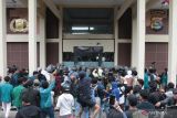 Polisi amankan enam pengunjuk rasa di Mapolda NTB