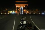Warga duduk di kawasan monumen Simpang Lima Gumul Kabupaten Kediri, Jawa Timur, Selasa (2/9/2025). Pasca kerusuhan pemerintah daerah setempat memberlakukan jam malam bagi pelajar hingga situasi dirasa kembali kondusif dengan mewajibkan pelajar berada di rumah mulai pukul 21.00 WIB sebagai upaya menghindari kejadian yang tidak diinginkan. ANTARA Jatim/Prasetia Fauzani/mas.