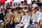 Menteri Perumahan dan Kawasan Permukiman Maruarar Sirait (kedua kiri) berbincang dengan Gubernur Jawa Barat Dedi Mulyadi (kedua kanan) didampingi Kepala Staff Kepresidenan Letjen TNI (Purn) AM Putranto (kiri) saat serah terima kunci program renovasi rumah di Kopo, Bandung, Jawa Barat, Rabu (3/9/2025). Kementerian PKP bekerja sama dengan Yayasan Buddha Tzu Chi melakukan serah terima sebanyak 37 kunci bagi masyarakat berpenghasilan rendah yang menerima bantuan renovasi rumah di Kelurahan Kopo, Kecamatan Bojongloa Kaler, Kota Bandung yang merupakan program gotong royong renovasi rumah merah putih serta bagian dari program tiga juta rumah. ANTARA FOTO/Raisan Al Farisi/agr