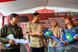 Menteri Perumahan dan Kawasan Permukiman Maruarar Sirait berbincang dengan tiga orang warga penerima manfaat saat serah terima kunci program renovasi rumah di Kopo, Bandung, Jawa Barat, Rabu (3/9/2025). Kementerian PKP bekerja sama dengan Yayasan Buddha Tzu Chi melakukan serah terima sebanyak 37 kunci bagi masyarakat berpenghasilan rendah yang menerima bantuan renovasi rumah di Kelurahan Kopo, Kecamatan Bojongloa Kaler, Kota Bandung yang merupakan program gotong royong renovasi rumah merah putih serta bagian dari program tiga juta rumah. ANTARA FOTO/Raisan Al Farisi/agr