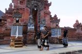Pecalang atau satuan pengamanan desa adat Bali berjaga di area ruang publik, Denpasar, Bali, Selasa (2/9/2025). Gubernur Bali Wayan Koster menyampaikan bahwa kegiatan unjuk rasa oleh sejumlah elemen masyarakat di Bali telah berakhir dan berhasil dikelola dengan sangat baik secara bersama-sama oleh Pemprov Bali, jajaran Polri dan TNI, serta peran aktif majelis umat beragama, desa adat, pecalang, dan seluruh komponen masyarakat sehingga Pulau Bali kini dalam keadaan sangat aman, kondusif, dan damai. ANTARA FOTO/Nyoman Hendra Wibowo/wsj.