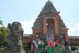Wisatawan mancanegara berkunjung di Pura Taman Ayu, Badung, Bali, Selasa (2/9/2025). Gubernur Bali Wayan Koster menyampaikan bahwa kegiatan unjuk rasa oleh sejumlah elemen masyarakat di Bali telah berakhir dan berhasil dikelola dengan sangat baik secara bersama-sama oleh Pemprov Bali, jajaran Polri dan TNI, serta peran aktif majelis umat beragama, desa adat, pecalang, dan seluruh komponen masyarakat sehingga Pulau Bali kini dalam keadaan sangat aman, kondusif, dan damai. ANTARA FOTO/Nyoman Hendra Wibowo/wsj.