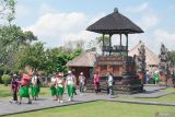 Wisatawan mancanegara berkunjung di Pura Taman Ayu, Badung, Bali, Selasa (2/9/2025). Gubernur Bali Wayan Koster menyampaikan bahwa kegiatan unjuk rasa oleh sejumlah elemen masyarakat di Bali telah berakhir dan berhasil dikelola dengan sangat baik secara bersama-sama oleh Pemprov Bali, jajaran Polri dan TNI, serta peran aktif majelis umat beragama, desa adat, pecalang, dan seluruh komponen masyarakat sehingga Pulau Bali kini dalam keadaan sangat aman, kondusif, dan damai. ANTARA FOTO/Nyoman Hendra Wibowo/wsj.