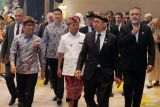 Menteri Koordinator Bidang Pembangunan Manusia dan Kebudayaan (Menko PMK) Pratikno (kiri) berjalan bersama Menteri Kebudayaan Fadli Zon (kedua kanan), Gubernur Bali Wayan Koster (tengah), dan sejumlah delegasi negara di sela pembukaan konferensi budaya internasional Culture, Heritage, Art, Narrative, Diplomacy, and Innovation (CHANDI) 2025 di Sanur, Denpasar, Bali, Rabu (3/9/2025). Forum yang digelar pada 3-5 September 2025 tersebut mengusung tema Culture for the Future dengan menghadirkan perwakilan dari 40 negara untuk memperkuat diplomasi budaya sebagai sarana membangun perdamaian dan pembangunan berkelanjutan, mendorong strategi inovatif untuk pelestarian dan pemajuan budaya, pendekatan berbasis masyarakat dalam kebijakan kebudayaan, serta kolaborasi lintas negara demi membangun ekosistem budaya yang inklusif. ANTARA FOTO/Nyoman Hendra Wibowo/wsj.