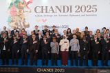 Menteri Koordinator Bidang Pembangunan Manusia dan Kebudayaan (Menko PMK) Pratikno (keenam kanan), Menteri Kebudayaan Fadli Zon (kelima kiri) dan sejumlah delegasi negara mengikuti sesi foto di sela pembukaan konferensi budaya internasional Culture, Heritage, Art, Narrative, Diplomacy, and Innovation (CHANDI) 2025 di Sanur, Denpasar, Bali, Rabu (3/9/2025). Forum yang digelar pada 3-5 September 2025 tersebut mengusung tema Culture for the Future dengan menghadirkan perwakilan dari 40 negara untuk memperkuat diplomasi budaya sebagai sarana membangun perdamaian dan pembangunan berkelanjutan, mendorong strategi inovatif untuk pelestarian dan pemajuan budaya, pendekatan berbasis masyarakat dalam kebijakan kebudayaan, serta kolaborasi lintas negara demi membangun ekosistem budaya yang inklusif. ANTARA FOTO/Nyoman Hendra Wibowo/wsj.