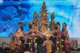Seniman menampilkan pertunjukan seni Cancala Bhuwana Chandika saat pembukaan konferensi budaya internasional Culture, Heritage, Art, Narrative, Diplomacy, and Innovation (CHANDI) 2025 di Sanur, Denpasar, Bali, Rabu (3/9/2025). Forum yang digelar pada 3-5 September 2025 tersebut mengusung tema Culture for the Future dengan menghadirkan perwakilan dari 40 negara untuk memperkuat diplomasi budaya sebagai sarana membangun perdamaian dan pembangunan berkelanjutan, mendorong strategi inovatif untuk pelestarian dan pemajuan budaya, pendekatan berbasis masyarakat dalam kebijakan kebudayaan, serta kolaborasi lintas negara demi membangun ekosistem budaya yang inklusif. ANTARA FOTO/Nyoman Hendra Wibowo/wsj.