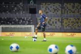 Pelatih Timnas Indonesia Patrick Kluivert memimpin sesi latihan resmi jelang pertandingan Fifa Matchday di Stadion Gelora Bung Tomo, Surabaya, Jawa Timur, Kamis (4/9/2025). Latihan tersebut sebagai ajang persiapan jelang pertandingan melawan Timnas Taiwan pada Jumat (5/9). Antara Jatim/Rizal Hanafi/um