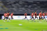 Sejumlah pemain Timnas Indonesia mengikuti sesi latihan resmi jelang pertandingan Fifa Matchday di Stadion Gelora Bung Tomo, Surabaya, Jawa Timur, Kamis (4/9/2025). Latihan tersebut sebagai ajang persiapan jelang pertandingan melawan Timnas Taiwan pada Jumat (5/9). Antara Jatim/Rizal Hanafi/um
