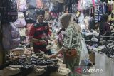 Calon pembeli memilih sandal di Pasar Plaza, Kabupaten Pandeglang, Banten, Kamis (4/9/2025). Badan Pusat Statistik (BPS) Provinsi Banten mencatat pada Agustus 2025 secara tahunan, Banten mengalami inflasi sebesar 1,95 persen dengan Indeks Harga Konsumen (IHK) sebesar 107,79 yang disebabkan adanya kenaikan harga pada 10 kelompok pengeluaran, di antaranya kelompok makanan, minuman dan tembakau sebesar 3,11 persen serta pakaian dan alas kaki sebesar 1,17 persen. ANTARA FOTO/Angga Budhiyanto/gp