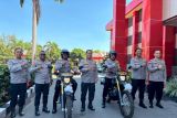 Kapolda NTT berikan hadiah kepada Bhabinkamtibmas berprestasi