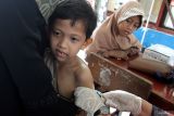 Petugas medis menyuntikkan vaksin Measles-Rubella (MR) atau campak dalam pelaksanaan Bulan Imunisasi Anak Sekolah (BIAS) di SDN Beran 5, Ngawi, Jawa Timur, Kamis (4/8/2025). Pelaksanaan BIAS di kawasan tersebut menyasar 10.500 anak yang terdiri dari siswa kelas 1,2,5 dan 6 untuk memberikan perlindungan dari penyakit berbahaya seperti campak, rubela, difteri, tetanus maupun kanker serviks. ANTARA Jatim/Ari Bowo Sucipto/mas.