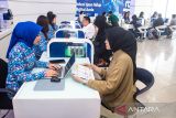 Pelanggan mendapatkan pelayanan dan informasi di XL Center Martadinata, Bandung, Jawa Barat, Kamis (4/9/2025). Melalui momentum Hari Pelanggan Nasional 2025, XLSMART yang telah melayani masyarakat Jawa Barat dengan dukungan lebih dari 39.900 BTS tersebut menghadirkan berbagai program apresiasi seperti diskon tagihan 50 persen, tukar poin hingga pemberian hadiah langsung untuk pelanggan XL Prioritas, XL Prabayar dan pelanggan Smartfren. ANTARA FOTO/Novrian Arbi/agr
