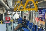 Penumpang duduk di dalam bus angkutan umum perkotaan Trans Metro Dewata di Denpasar, Bali, Kamis (4/9/2025). Pemprov Bali bersama Pemerintah Daerah Denpasar, Badung, Gianyar dan Tabanan menyepakati kerja sama untuk membiayai operasional bus Trans Metro Dewata yang membutuhkan anggaran sebesar Rp56,3 miliar pada tahun 2026 guna mendorong pertumbuhan transportasi publik di Bali. ANTARA FOTO/Fikri Yusuf/wsj.