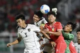 Pesepak bola Timnas U-23 Indonesia Kadek Arel Priyatna (kedua kiri) berebut bola dengan pesepak bola Timnas U-23 Laos Phetdavanh Somsanid (ketiga kiri) dalam Kualifikasi Grup J Piala Asia U-23 2026 di Stadion Gelora Delta Sidoarjo, Jawa Timur, Rabu (3/9/2025). Pertandingan berakhir dengan skor imbang 0-0. Antara Kaltim/Sigid Kurniawan/mrh/tom. 