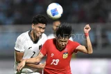 Pesepak bola Timnas U-23 Indonesia Muhammad Ferarri (kiri) berebut bola dengan pesepak bola Timnas U-23 Laos Sonevilay Phetviengsy (kanan) dalam Kualifikasi Grup J Piala Asia U-23 2026 di Stadion Gelora Delta Sidoarjo, Jawa Timur, Rabu (3/9/2025). Pertandingan berakhir dengan skor imbang 0-0. Antara Kaltim/Sigid Kurniawan/mrh/tom. 