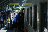 Sejumlah penumpang memasuki gerbong kereta api di Stasiun Surabaya Gubeng, Surabaya, Jawa Timur, Jumat (5/9/2025). PT Kereta Api Indonesia Daerah Operasi 8 Surabaya mengoperasikan 56 perjalanan KA yang terdiri dari 52 perjalanan KA reguler dan empat KA tambahan untuk melayani penumpang KA padaÂ  massa libur panjang Maulid Nabi Muhammad SAW. Antara Jatim/Didik Suhartono/um
