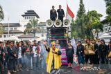 Seniman membawakan tarian saat mengikuti aksi damai di Gedung Sate, Bandung, Jawa Barat, Jumat (5/9/2025). Aksi damai yang diikuti oleh seniman dari berbagai kota di Jawa Barat tersebut menampilkan ragam seni budaya sunda serta sebagai upaya membentuk eksistensi masyarakat adat dalam mempertahankan jati diri bangsa sekaligus menyuarakan kritik terhadap situasi pemerintahan dengan cara yang beradab. ANTARA FOTO/Raisan Al Farisi/agr