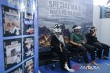 Pengunjung menggunakan perangkat virtual reality untuk menyaksikan kisah nabi saat Maulid Fest 2025 di Masjid Raya Bintaro Jaya, Kota Tangerang Selatan, Banten, Jumat (5/9/2025). Maulid Fest 2025 yang berlangsung hingga 7 September tersebut menghadirkan kuliner halal, fesyen, jasa tur umrah dan kajian dari ustad ternama dalam rangka memeriahkan Maulid Nabi Muhammad SAW. ANTARA FOTO/Putra M. Akbar/gp