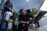 Petugas mencoba mengisi daya mobil listrik usai peluncuran Stasiun Pengisian Kendaraan Listrik Umum (SPKLU) dan Reverse Vending Machine (RVM) di Masjid Raya Bintaro Jaya, Kota Tangerang Selatan, Banten, Jumat (5/9/2025). BSI meluncurkan SPKLU dan RVM untuk mendukung gerakan ekonomi hijau di lingkungan berbasis komunitas masjid. ANTARA FOTO/Putra M. Akbar/gp