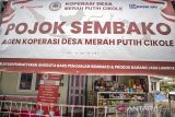 Pedagang menata produk yang dijajakan di Pojok Sembako Koperasi Desa Merah Putih Cikole, Kabupaten Bandung Barat, Jawa Barat, Jumat (5/9/2025). Wakil Menteri Koperasi Ferry Juliantono menyatakan Koperasi Desa/Kelurahan Merah Putih saat ini dapat mengajukan pinjaman kepada bank-bank Himpunan Bank Milik Negara (Himbara), yakni BNI, BRI, BSI, dan Bank Mandiri, menyusul terbitnya Peraturan Menteri Keuangan (PMK) Nomor 63 Tahun 2025 yang mengatur tentang penggunaan saldo anggaran lebih (SAL) sebesar Rp16 triliun dari APBN 2025. ANTARA FOTO/Abdan Syakura/agr