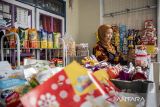 Pedagang menata produk yang dijajakan di Pojok Sembako Koperasi Desa Merah Putih Cikole, Kabupaten Bandung Barat, Jawa Barat, Jumat (5/9/2025). Wakil Menteri Koperasi Ferry Juliantono menyatakan Koperasi Desa/Kelurahan Merah Putih saat ini dapat mengajukan pinjaman kepada bank-bank Himpunan Bank Milik Negara (Himbara), yakni BNI, BRI, BSI, dan Bank Mandiri, menyusul terbitnya Peraturan Menteri Keuangan (PMK) Nomor 63 Tahun 2025 yang mengatur tentang penggunaan saldo anggaran lebih (SAL) sebesar Rp16 triliun dari APBN 2025. ANTARA FOTO/Abdan Syakura/agr