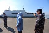 Gubernur Jawa Timur Khofifah Indar Parawansa (kiri) berbincang dengan Komandan Komando Daerah Angkatan Laut (Kodaeral) V, Laksda TNI Ali Triswanto (kanan) saat melepas pengiriman bantuan logistik ke Pulau Bawean menggunakan KRI Surabaya 591 di Dermaga Semampir Baru Koarmada ll, Surabaya, Jawa Timur, Jumat (5/9/2025). Pengiriman bantuan logistik tersebut guna membantu masyarakat di Pulau Bawean yang menghadapi lonjakan harga bahan pokok akibat terganggunya distribusi logistik karena gelombang tinggi.  ANTARA Jatim/Moch Asim.
