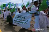Sejumlah santri dan  remaja masjid  berjalan kaki dengan melantunkan Shalawat Nabi saat menggelar pawai keliling kota di Banda Aceh, Aceh, Jumat (5/9/2025). Ratusan santri Dawate Islami Indonesia dan Remaja Masjid Raya Baiturrahman menggelar pawai keliling di daerah itu dalam rangka peringatan Maulid Nabi Muhammad SAW. ANTARA FOTO/Ampelsa.