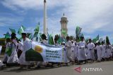 Sejumlah santri dan  remaja masjid  berjalan kaki dengan melantunkan Shalawat Nabi saat menggelar pawai keliling kota di Banda Aceh, Aceh, Jumat (5/9/2025). Ratusan santri Dawate Islami Indonesia dan Remaja Masjid Raya Baiturrahman menggelar pawai keliling di daerah itu dalam rangka peringatan Maulid Nabi Muhammad SAW. ANTARA FOTO/Ampelsa.