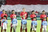 Pesepak bola Timnas U-23 Indonesia menyanyikan lagu Indonesia Raya sebelum bertanding melawan Timnas U-23 Makau dalam kualifikasi Grup J Piala Asia U-23 2026 di Stadion Gelora Delta Sidoarjo, Jawa Timur, Sabtu (6/9/2025). Timnas Indonesia berhasil mengalahkan Timnas Makau dengan skor akhir 5-0. Antara Jatim/Umarul Faruq