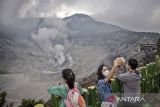 Wisatawan mancanegara berfoto dengan latar belakang Kawah Ratu di Taman Wisata Alam (TWA) Gunung Tangkuban Parahu, Kabupaten Subang, Jawa Barat, Sabtu (6/9/2025). Badan Pusat Statistik (BPS) Provinsi Jawa Barat mencatat, wisatawan mancanegara (wisman) yang datang ke Jawa Barat melalui Bandara Internasional Jawa Barat Kertajati pada periode Juli 2025 mencapai 263 kunjungan atau turun 80,73 persen dari periode yang sama pada tahun lalu yang mencapai 1.365 kunjungan. ANTARA FOTO/Abdan Syakura/agr